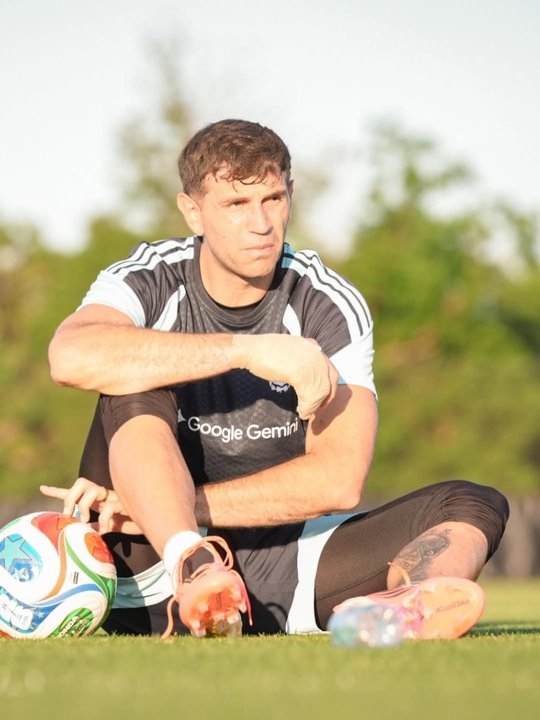 Emiliano Martínez con vendaje en la mano izquierda durante entrenamiento de la Selección argentina en Kansas