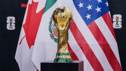 Balón de fútbol con banderas de Estados Unidos, México y Canadá, países anfitriones del Mundial 2026