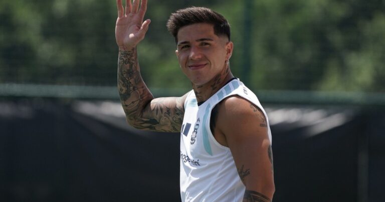Enzo Fernández con la camiseta de la Selección Argentina durante un entrenamiento