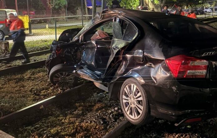 Vehículo Honda Civic negro destruido tras accidente ferroviario en San Isidro