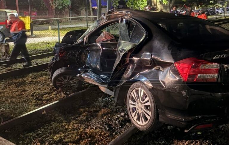 Vehículo Honda Civic negro destruido tras accidente ferroviario en San Isidro