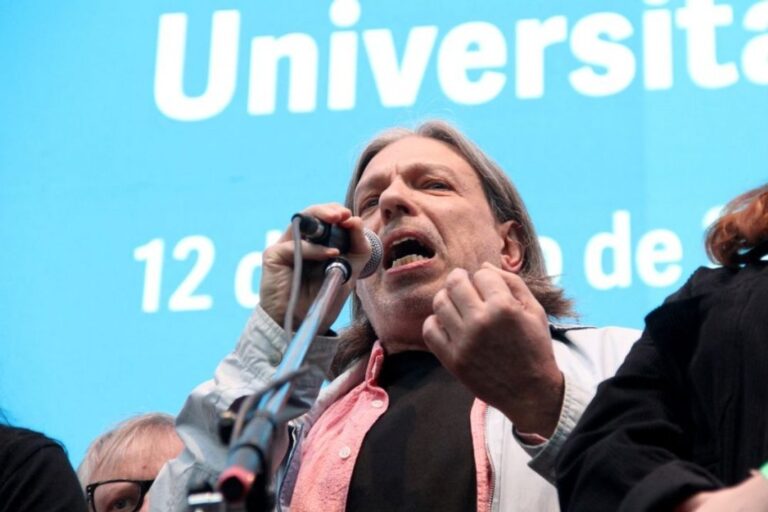 Docentes universitarios en manifestación