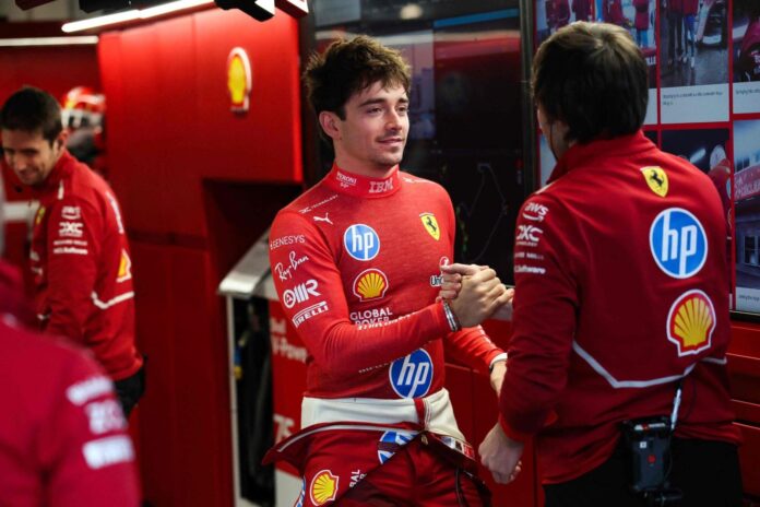 Charles Leclerc con el uniforme de Ferrari