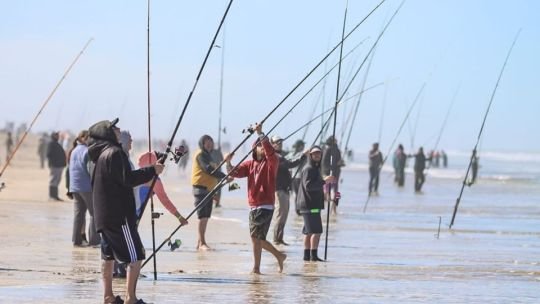 Concurso de pesca de la Pescadilla en la playa de Pinamar