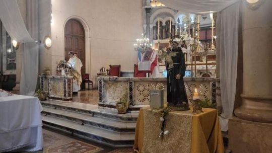 Santuario San Antonio de Padua en Parque Patricios con fieles durante la celebración