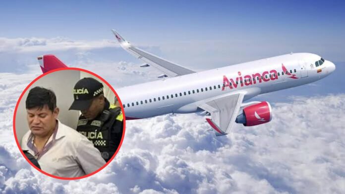 Oficiales de Policía ingresan a un avión comercial para detener a un pasajero señalado por actos obscenos
