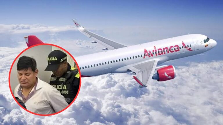 Oficiales de Policía ingresan a un avión comercial para detener a un pasajero señalado por actos obscenos
