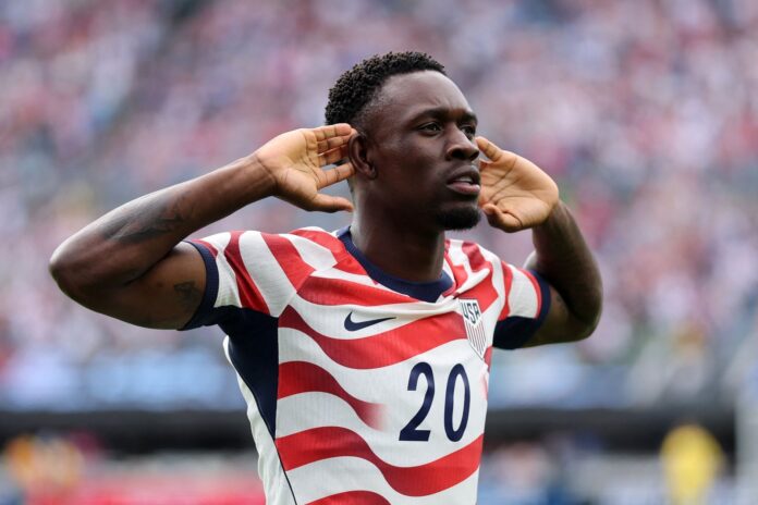 Folarin Balogun celebrando un gol con la camiseta de la selección de Estados Unidos