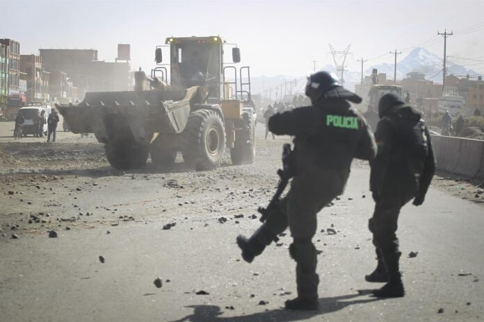 Operativo de desbloqueo en carretera de Bolivia