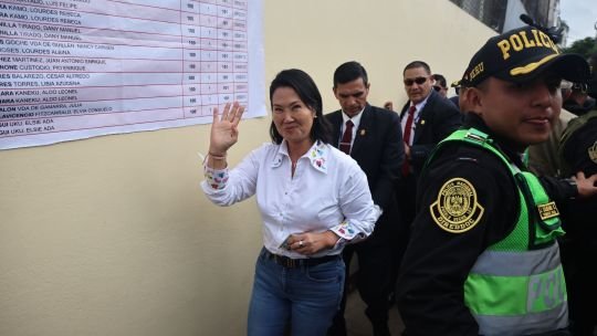 Keiko Fujimori y Roberto Sánchez en carteles electorales