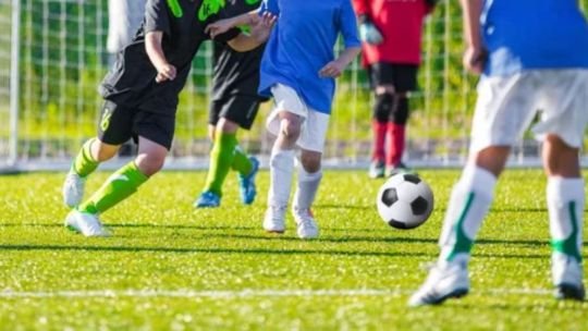 Personas jugando al fútbol y al pádel en Córdoba