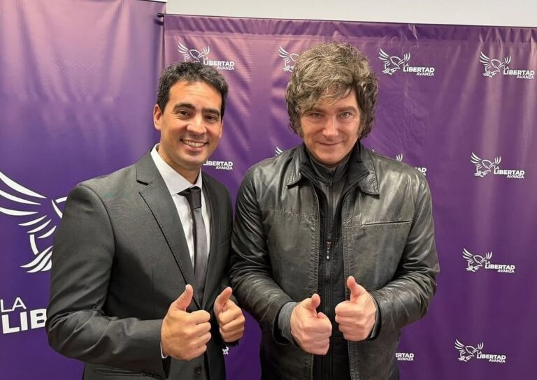 Adrián Ravier junto a Javier Milei