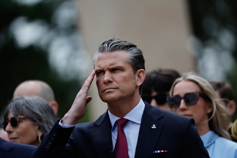 Secretario de Defensa Pete Hegseth hablando en el cementerio militar de Colleville-sur-mer