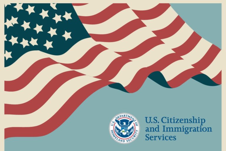 Documentos de green card y formulario I-485 sobre una mesa