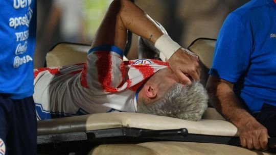 Julio Enciso lesionado en camilla durante amistoso de Paraguay ante Nicaragua