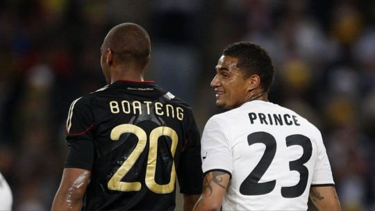 Jerome y Kevin-Prince Boateng enfrentándose en un partido de la Copa del Mundo