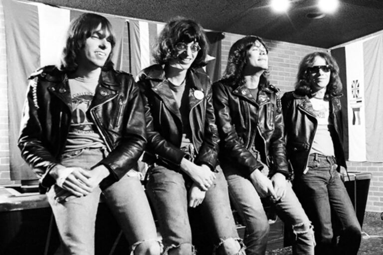 Los Ramones en concierto, con la leyenda Hey Ho Let's Go