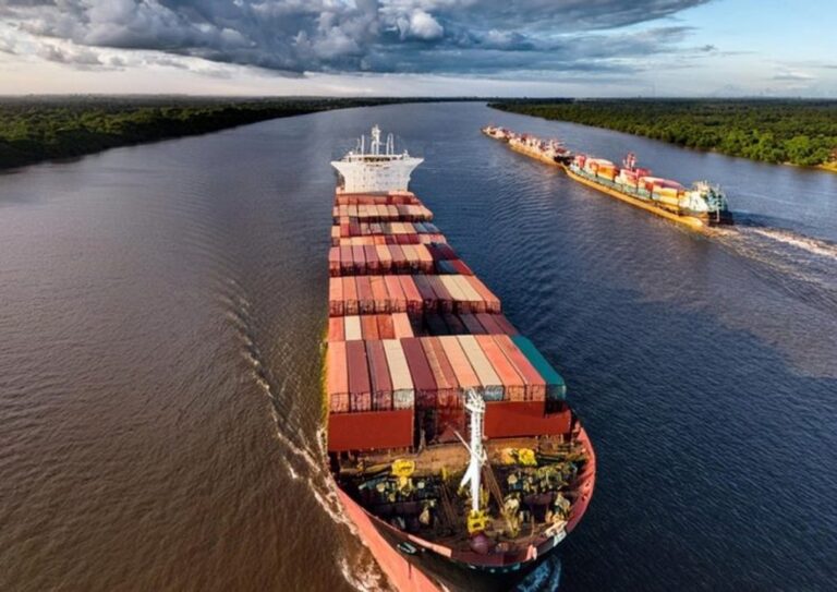 Buque navegando en la Hidrovía Paraná-Paraguay
