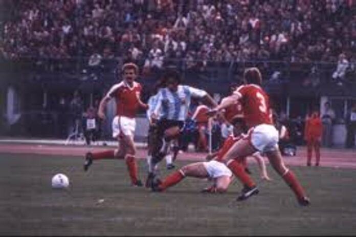 Jugadores de la Selección argentina en el campo de juego durante un partido de fútbol