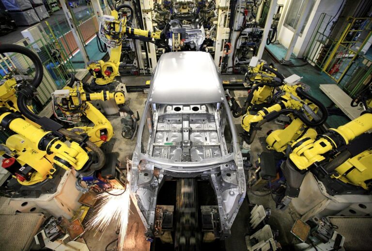 Logos de Honda, Nissan y Mitsubishi en un fondo de ingeniería automotriz