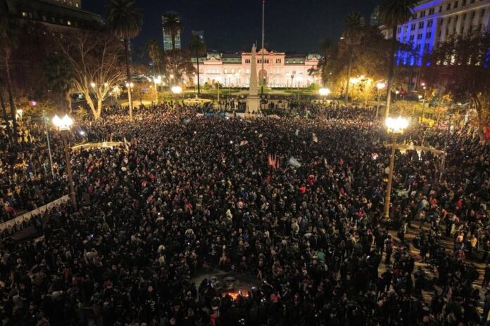Multitud en Plaza de Mayo durante el velatorio del Indio Solari