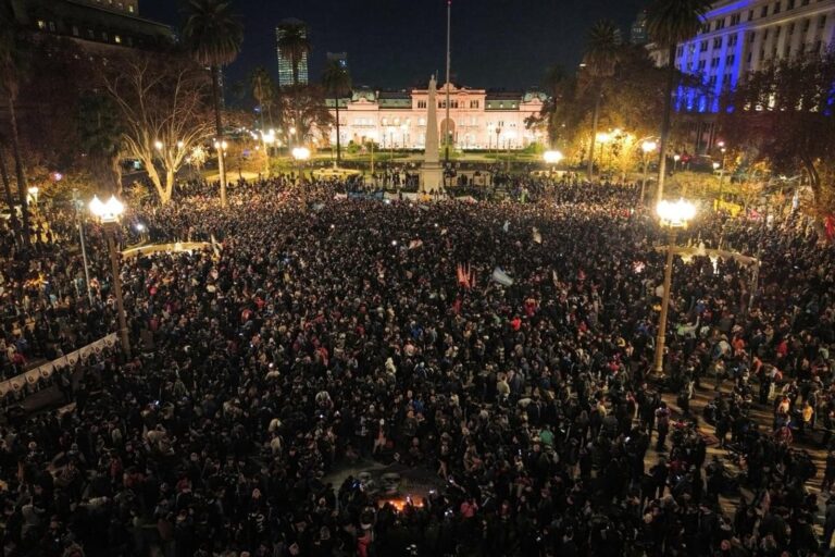 Multitud en Plaza de Mayo durante el velatorio del Indio Solari