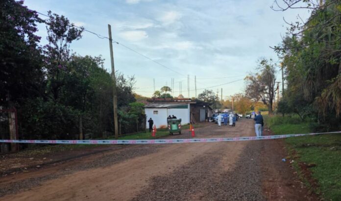Contenedor de residuos en la vía pública en Posadas, Misiones