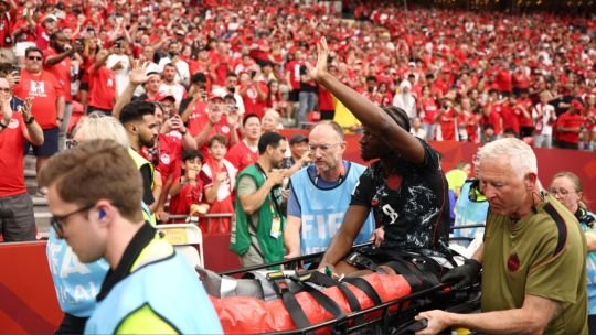Ismael Koné siendo asistido en el campo de juego tras sufrir una fractura expuesta