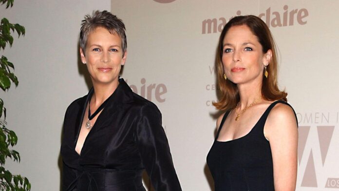 Fotografía en blanco y negro de Jamie Lee Curtis y su hermana Kelly Curtis juntas