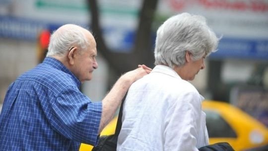 Persona mayor sentada en un banco en la Ciudad de Buenos Aires