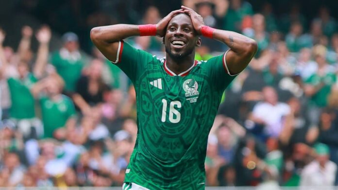julian-quinones-estuvo-cerca-de-jugar-en-america-de-cali-antes-de-emigrar-a-mexico Julián Quiñones durante un partido con la selección mexicana