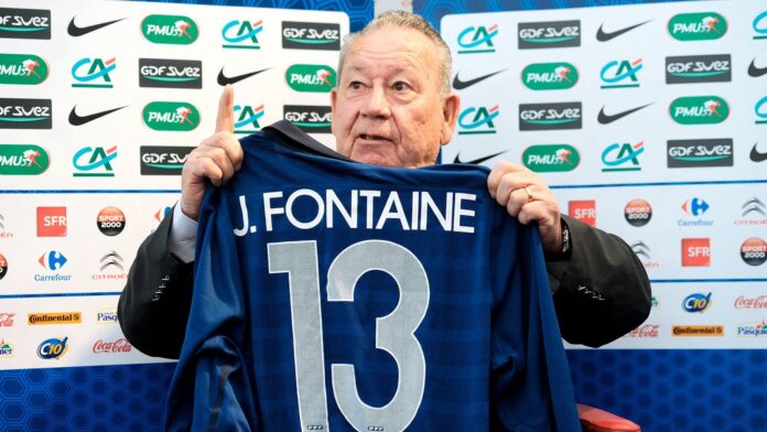 Just Fontaine posando con un fusil de asalto al regresar a Francia tras el Mundial de Suecia 1958