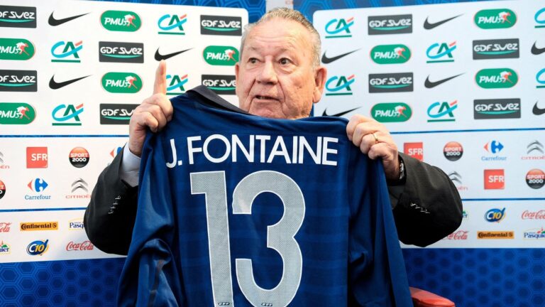 Just Fontaine posando con un fusil de asalto al regresar a Francia tras el Mundial de Suecia 1958