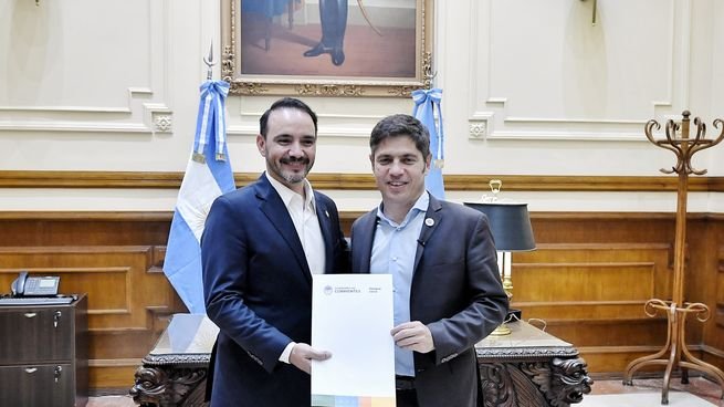 Axel Kicillof y Juan Pablo Valdés firmando convenios en Corrientes