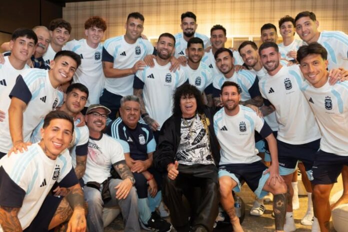 la-mona-jimenez-visito-la-concentracion-de-la-seleccion-argentina-en-kansas-city Carlos 'La Mona' Jiménez junto a Lionel Messi y otros jugadores de la selección argentina en Kansas City