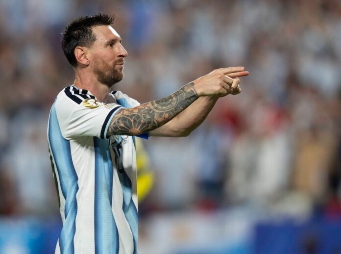 Lionel Messi con la camiseta de la Selección Argentina celebrando su cumpleaños