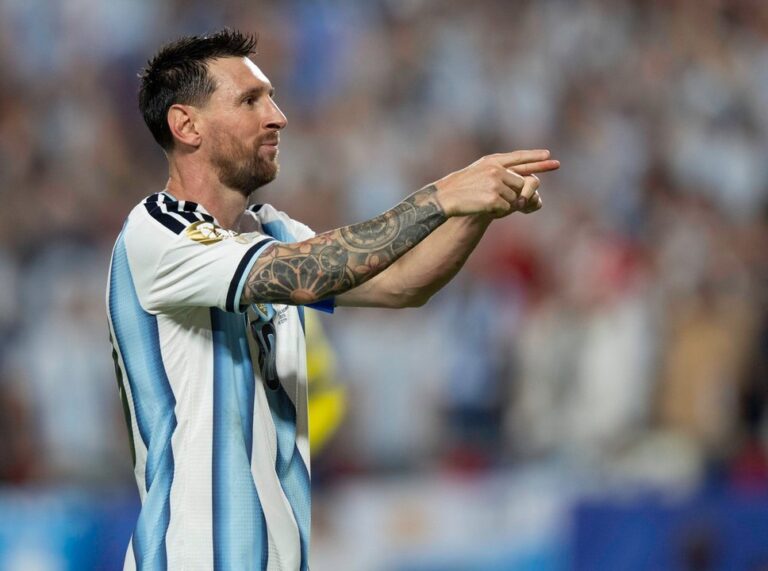 Lionel Messi con la camiseta de la Selección Argentina celebrando su cumpleaños