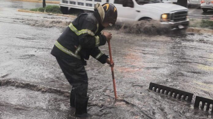 Encharcamiento en avenida de Ciudad de México con vehículos afectados