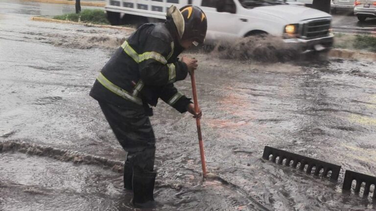 Encharcamiento en avenida de Ciudad de México con vehículos afectados