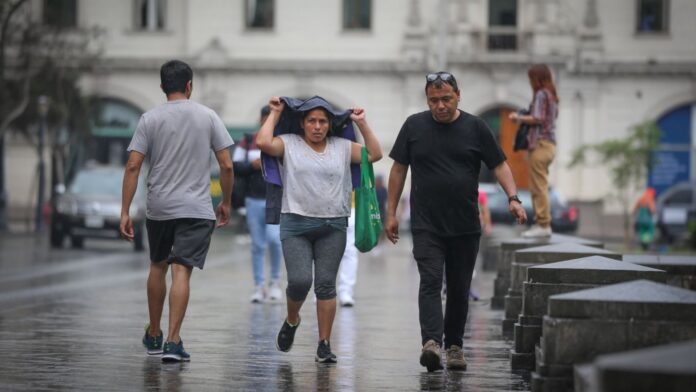 Lluvia en calles de Lima Metropolitana durante junio de 2026