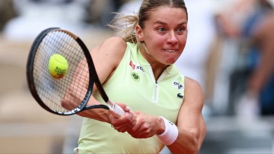 Maja Chwalinska jugando en la cancha de Roland Garros 2026