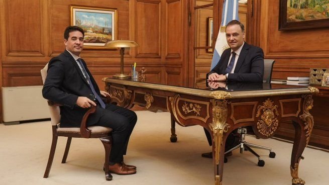 Manuel Adorni y Adrián Ravier en la Casa Rosada