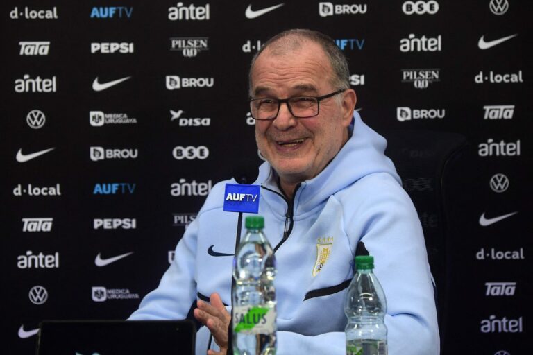 Marcelo Bielsa en conferencia de prensa con la selección uruguaya