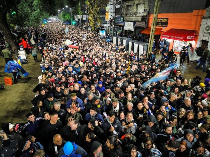 Multitud despidiendo al Indio Solari en el Polideportivo Gatica