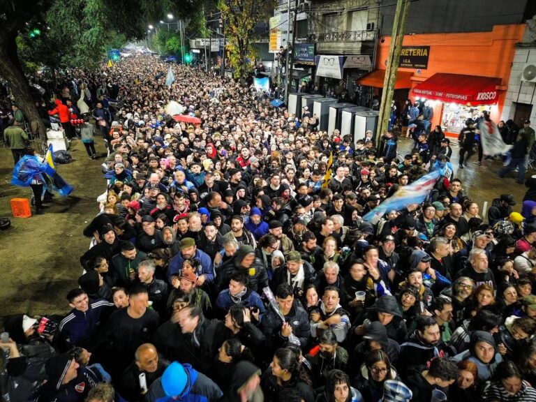 Multitud despidiendo al Indio Solari en el Polideportivo Gatica