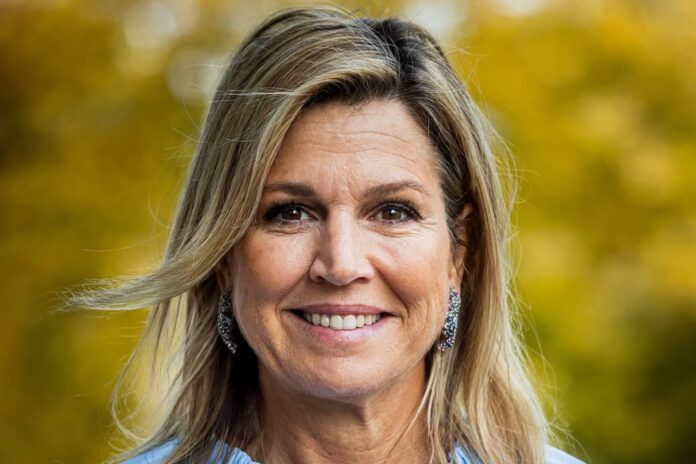 Máxima Zorreguieta sosteniendo un balón de fútbol celeste y blanco durante un evento en Voorburg