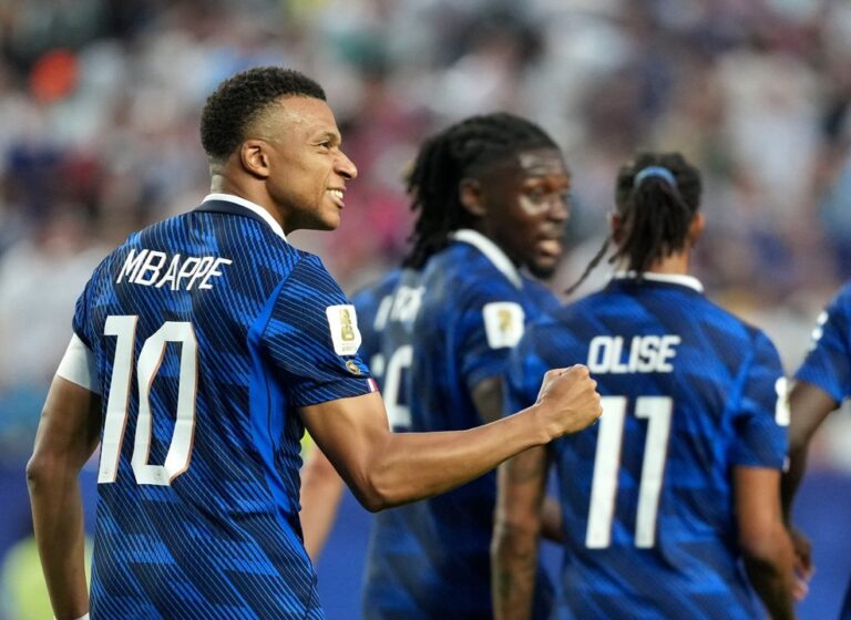 Kylian Mbappé celebrando un gol con la camiseta de Francia