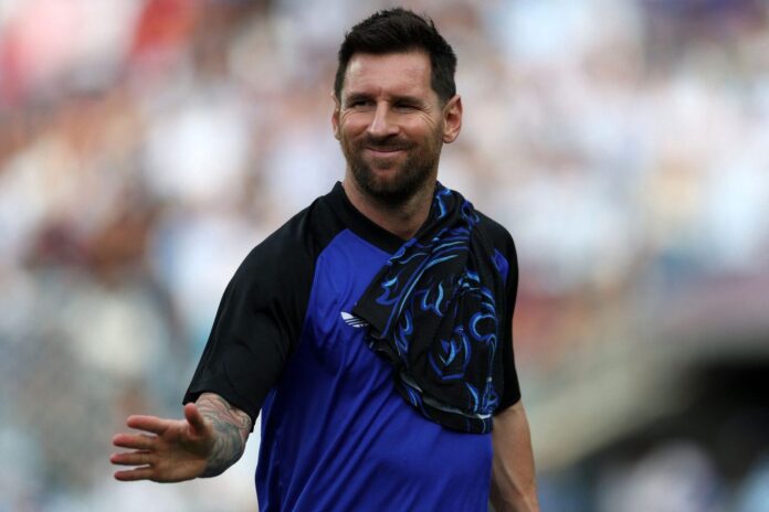 Lionel Messi en el banco de suplentes durante el amistoso Argentina vs Honduras en el Kyle Field