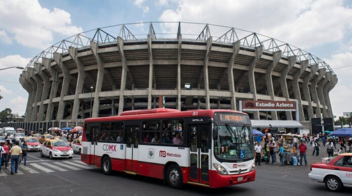 Metrobús de la Ciudad de México circulando por una avenida