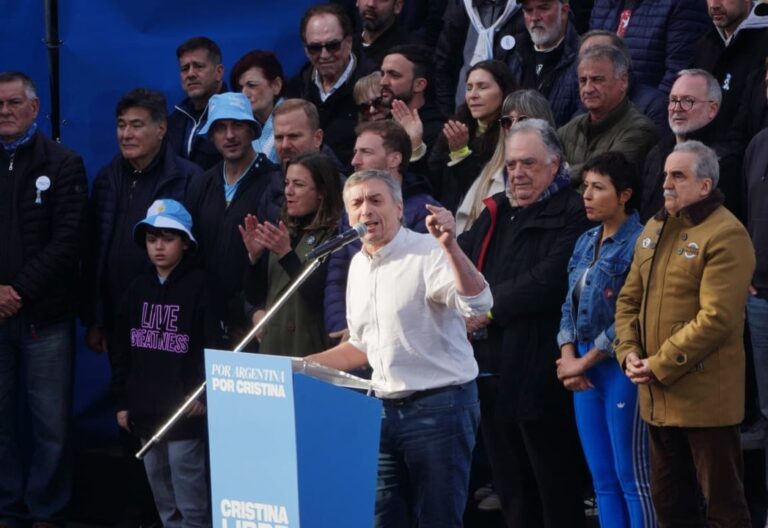 Multitud de militantes en Parque Lezama durante banderazo por la liberación de Cristina Kirchner
